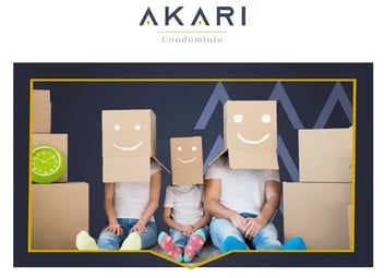 Familia sentada con cajas de mudanza en la cabeza dentro de vivienda del condominio Akari