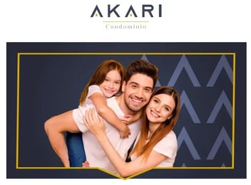 Familia sonriente abrazándose en imagen promocional del condominio Akari
