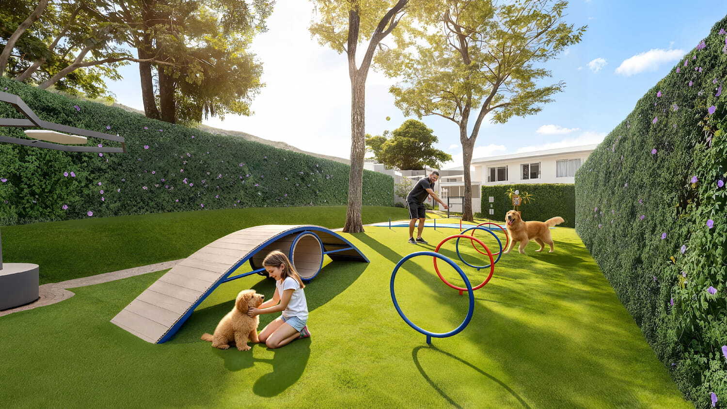 Parque para perros o pet park en las amenidades de Condominio Nasara con una niña y un hombre jugando con sus mascotas en un circuito de agilidad sobre césped.