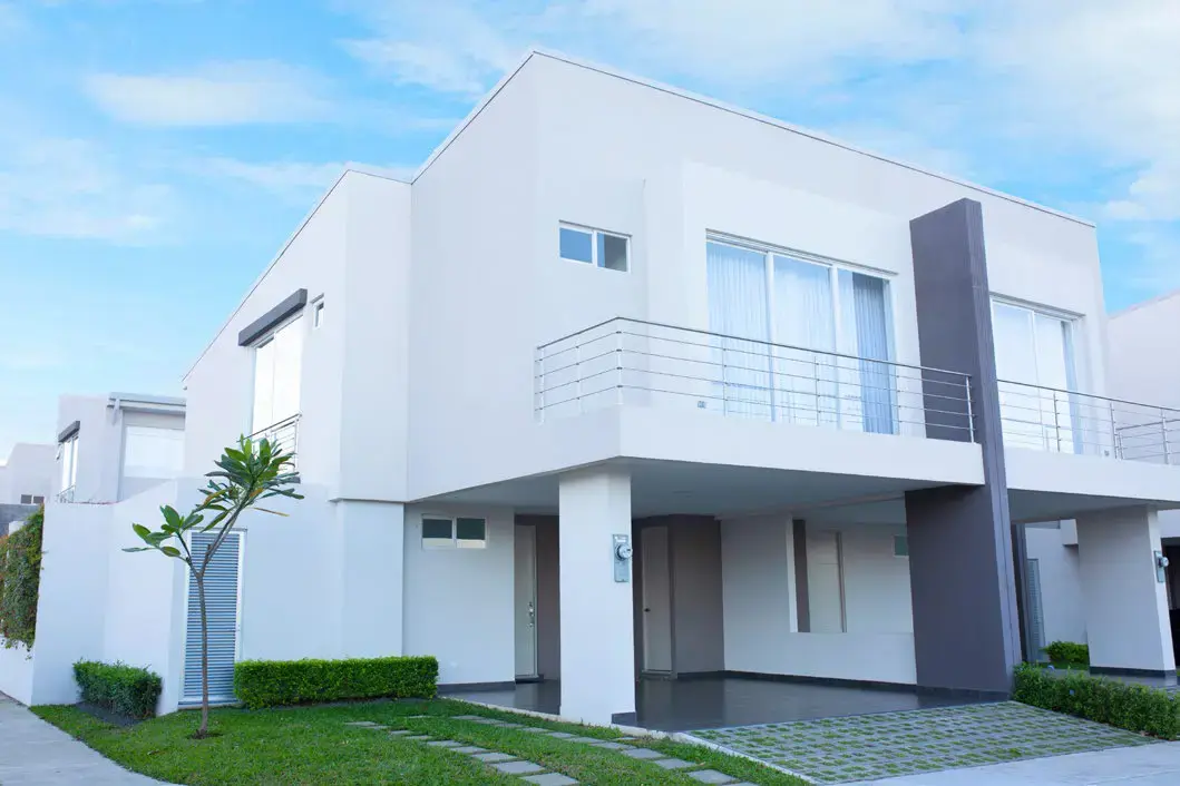 Casa moderna de dos niveles con balcón jardín y cochera en residencial